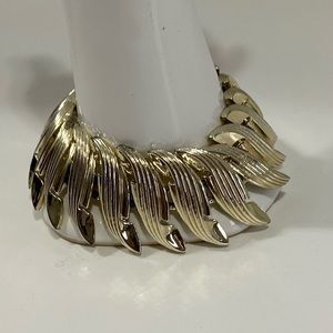 Vintage women gold leaf chunky statement bracelet with clasp closure. Used.